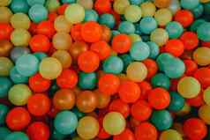多色的塑料球孩子们的吸引力有趣的池前视图