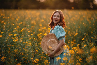 快乐女人盛开的油菜花场夫人复古的衣服春天季节