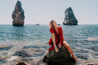 女人夏天旅行海快乐旅游长红色的衣服享受采取图片在户外记忆女人旅行者摆姿势海滩海包围火山山分享旅行冒险
