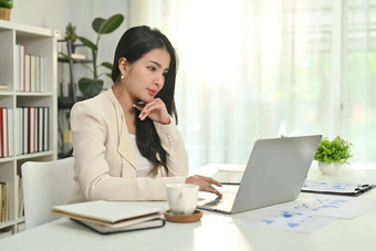 有吸引力的亚洲女企业家聊天客户<strong>端</strong>在线沟通互联网<strong>移动</strong>PC电脑