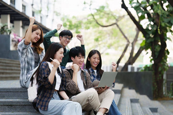 年轻的亚洲女人大学学生朋友在户外大学学生工作大学校园教育学校研究