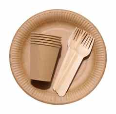 棕色（的）纸杯木叉盘子白色背景可回收的垃圾拒绝塑料前视图