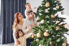 装修圣诞节树家庭庆祝一年孩子们首页