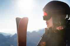 肖像女运动员头盔面具滑雪板手享受阳光明媚的冷淡的一天完美的一天滑雪滑雪度假胜地