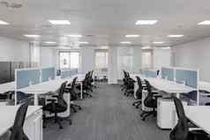 宽敞的空办公室灰色的颜色舒适的办公室家具设备私人区域舒适的工作员工概念现代企业空间共同办公中心