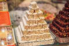 传统的东方甜蜜的糕点饼干坚果干水果芯块果酱土耳其沙漠糖蜂蜜阿月浑子显示街食物市场