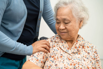 <strong>照</strong>顾者亚洲上了年纪的女人病人爱护理鼓励同理心护理医院健康的强大的医疗概念