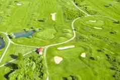 高尔夫球沙子地堡绿色草池塘空中视图