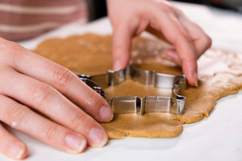 关闭女人手切割饼干金属模具酥皮糕点糕点金属形式形式雪花使姜饼圣诞节