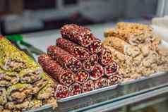 传统的东方甜蜜的糕点饼干坚果干水果芯块果酱土耳其沙漠糖蜂蜜阿月浑子显示街食物市场