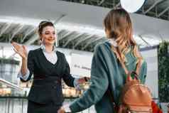 女人板文本年轻的女旅游机场白天