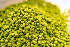 啤酒花绿色彩色的颗粒生产啤酒啤酒厂