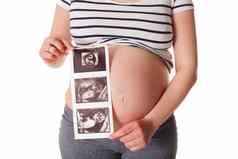 怀孕了女人站持有超声波婴儿扫描