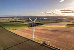 风涡轮绿色可再生能源农场阳光明媚的一天