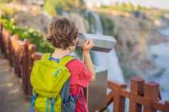 男孩旅游背包背景杜登瀑布安塔利亚著名的的地方火鸡较低的杜登瀑布下降岩石悬崖下降地中海海令人惊异的水云旅游旅行目的地照片安塔利亚火鸡突厥语