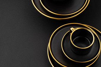 集黑色的金陶瓷盘子杯黑色的背景