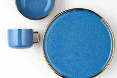 集蓝色的陶瓷盘子杯白色背景前视图