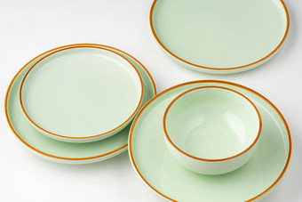 集柔和的绿色陶瓷餐具橙色概述了