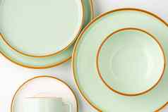 集白色柔和的绿色陶瓷餐具橙色概述了前视图