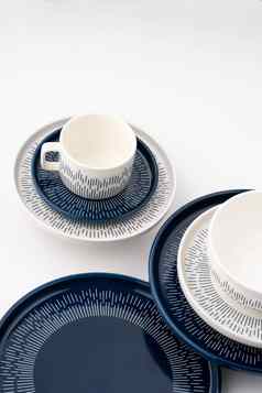 集蓝色的白色奢侈品陶瓷厨房餐具白色背景