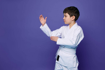 迷人的自信东方武术艺术摔跤手练习武术技能孤立的紫色的背景复制空间广告文本