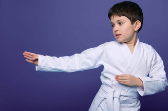 合气道摔跤手欧洲年男孩白色和服提高了战斗技能孤立的紫色的背景复制空间东方<strong>武术</strong>艺术