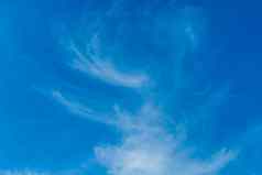 白色卷云云天气改变风自然背景蓝色的天空