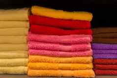 集桩堆放彩色的织物毛巾对象卫生浴室概念