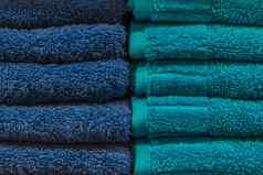 集桩堆放蓝色的颜色织物毛巾对象卫生浴室概念关闭