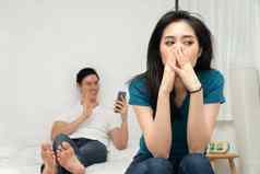不开心亚洲女人床上感觉无聊脾气暴躁的丈夫累了丈夫忽略了智能手机时间概念的关系问题技术