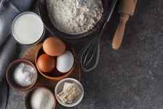 准备烘焙鸡蛋糖牛奶面粉盐酵母滚动销搅拌厨房表格复制空间