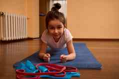 确定运动女孩板材锻炼蓝色的健身席工作伸展运动身体在室内