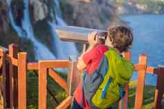 男孩旅游背包背景杜登瀑布安塔利亚著名的的地方火鸡较低的杜登瀑布下降岩石悬崖下降地中海海令人惊异的水云旅游旅行目的地照片安塔利亚火鸡突厥语