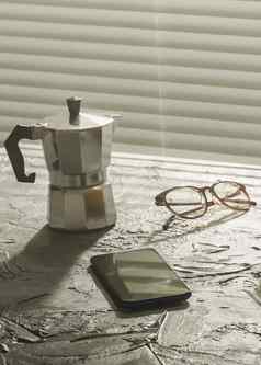 早餐咖啡摩卡能智能手机眼镜早....餐早餐概念