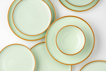 集柔和的绿色<strong>陶瓷餐具</strong>橙色概述了前视图
