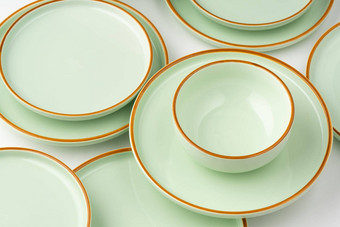 集柔和的绿色<strong>陶瓷餐具</strong>橙色概述了