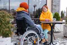 女朋友咖啡馆街阳台冬天女人轮椅