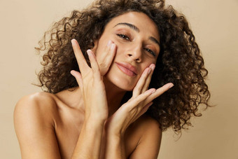 女人美脸特写镜头应用抗衰老保湿霜手指手皮肤健康指甲头发头发干燥机风格卷曲的非洲式发型头发身体美护理概念