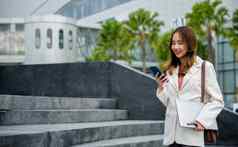 亚洲女人成功工作城市场景现代办公室建筑城市