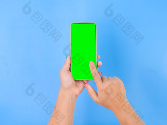 女手持有智能手机模型绿色屏幕蓝色的背景特写镜头女人手智能手机模型刷看内容浓度关键模型智能手机手
