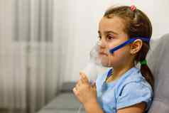 女孩吸入器喷雾器孩子哮喘吸入器喷雾器蒸汽流感冷概念Copyspace