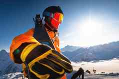 特写镜头肖像的家伙持有滑雪板冬天穿运动服装头盔太阳镜冬天自由自然体育比赛冬天假期阿尔卑斯山脉旅行徒步旅行