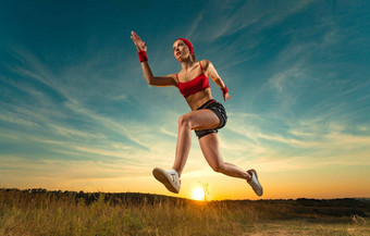 跑步者概念女人运动员运行小道健身<strong>体育</strong>运动动机短跑运动员运行下载照片广告健身俱乐部社会网络<strong>封面体育</strong>运动动机音乐