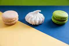 有创意的风格色彩斑斓的法国饼干马卡龙流行艺术风格横幅蛋白杏仁饼有创意的生活法国美味的甜点饼干色彩斑斓的背景前视图