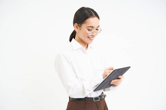 美丽的亚洲女人企业家数字平板电脑工作业务项目领先的会议笔记设备白色背景