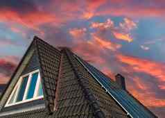 太阳能面板生产清洁能源屋顶住宅房子日落