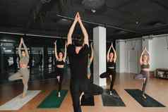 集团女孩瑜伽健身房指导教练