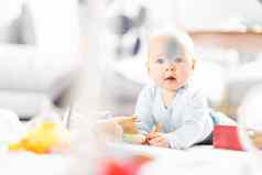 可爱的婴儿男孩玩挂玩具拱席首页婴儿活动玩中心早期婴儿发展婴儿玩首页