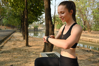 美丽的运动女人休息锻炼会话检查健身结果心率<strong>智能手表</strong>