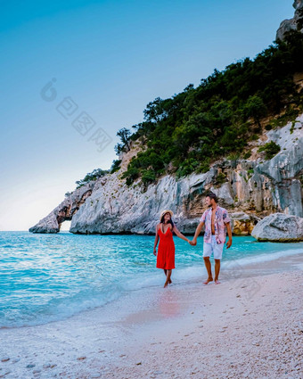 撒丁岛奥罗塞伊海岸意大利但女人年轻的夫妇成人假期岛撒丁岛